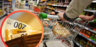 Una corsia di supermercato e delle banconote in euro