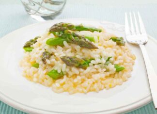 Risotto al limone con asparagi e mandorle tostate. ricettasprint.it