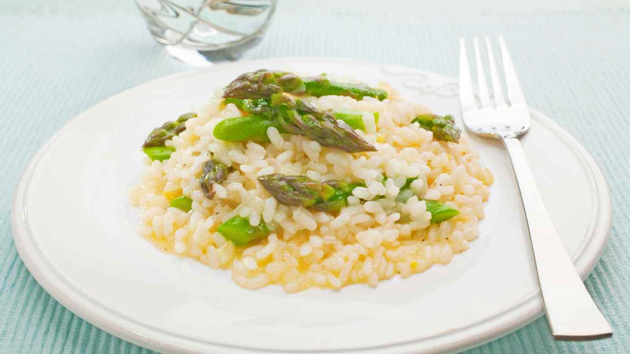 Risotto al limone con asparagi e mandorle tostate. ricettasprint.it 