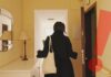 Una donna che ritorna a casa
