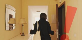 Una donna che ritorna a casa