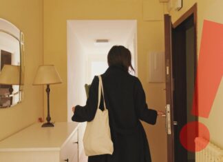 Una donna che ritorna a casa