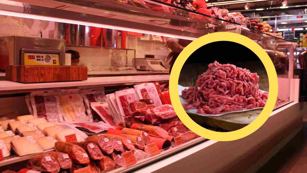 Reparto carne al supermercato e carne macinata in piccolo