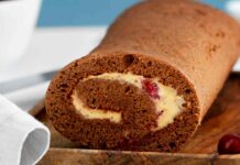 È partito come un rotolo semplice, ma con la chantilly e le ciliegie è finita che l’ho rifatto 3 volte in 2 giorni Rotolo al cacao con crema chantilly e ciliegie