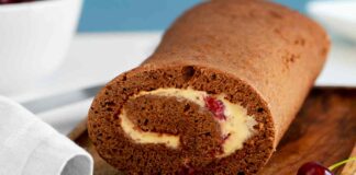 Rotolo al cacao con crema chantilly e ciliegie