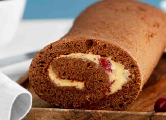 Rotolo al cacao con crema chantilly e ciliegie