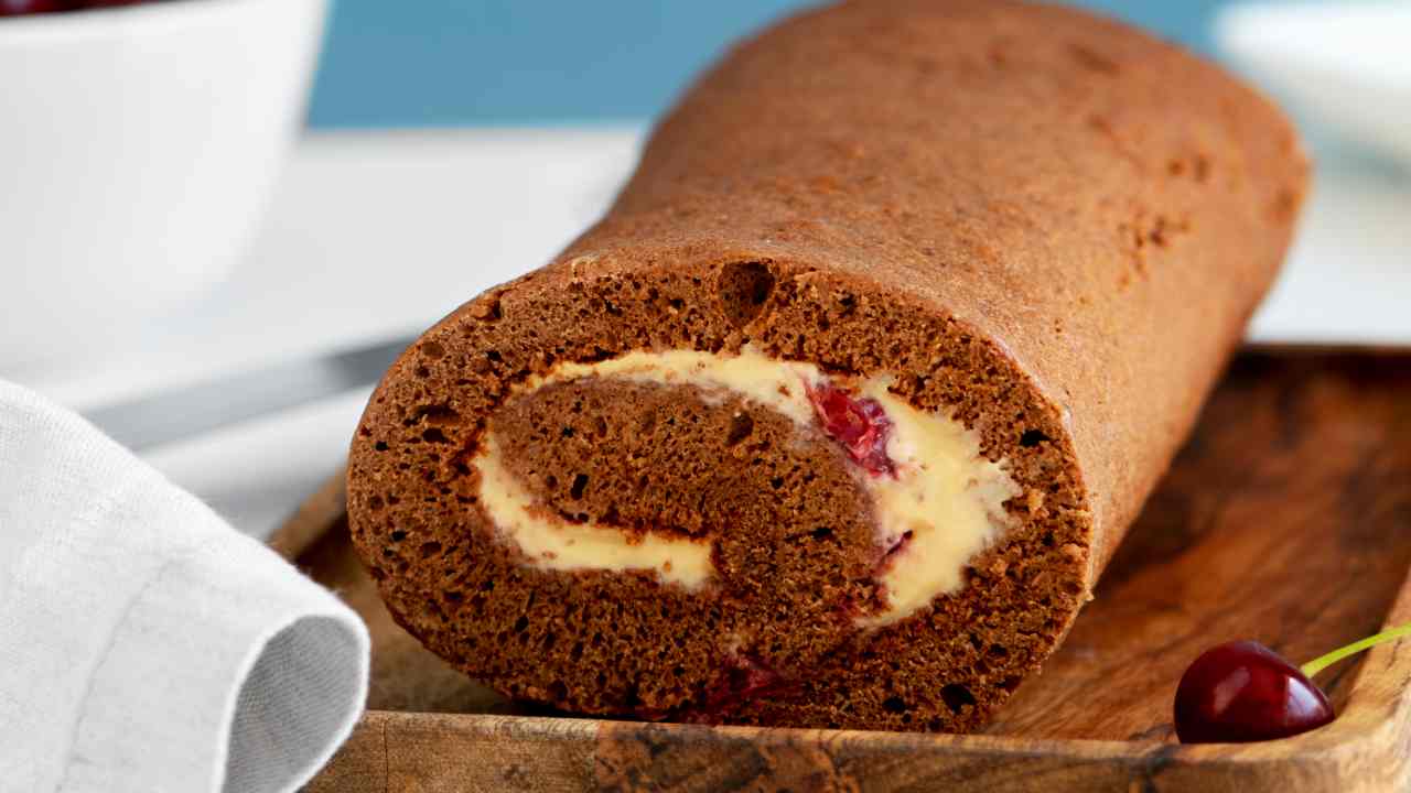 Rotolo al cacao con crema chantilly e ciliegie