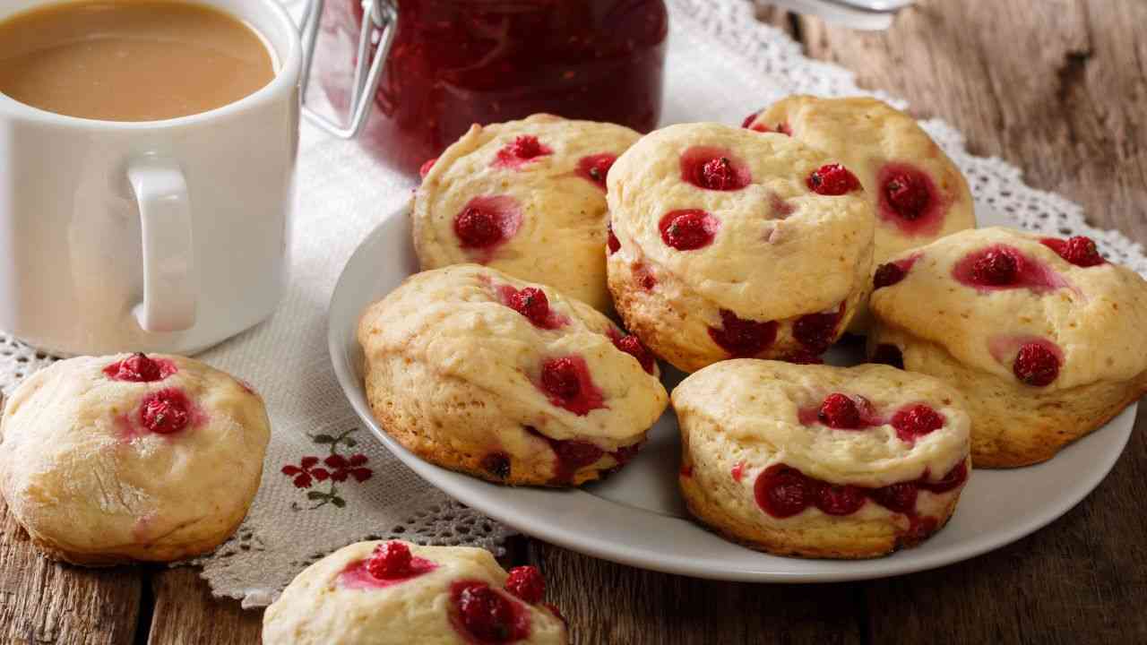 Scones con marmellata e lamponi 23082025 ricettasprint.it