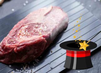 Una fetta di carne messa a scongelare