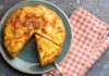 Si torna in ufficio, zero voglia. Per domani ho deciso, preparo la mia frittata super. Ecco a voi la super frittata al forno con patate e cipolle caramellate.