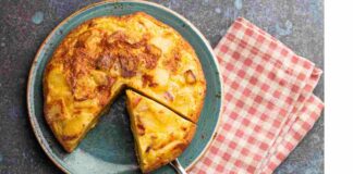 Si torna in ufficio, zero voglia. Per domani ho deciso, preparo la mia frittata super. Ecco a voi la super frittata al forno con patate e cipolle caramellate.