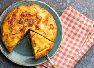 Si torna in ufficio, zero voglia. Per domani ho deciso, preparo la mia frittata super. Ecco a voi la super frittata al forno con patate e cipolle caramellate.