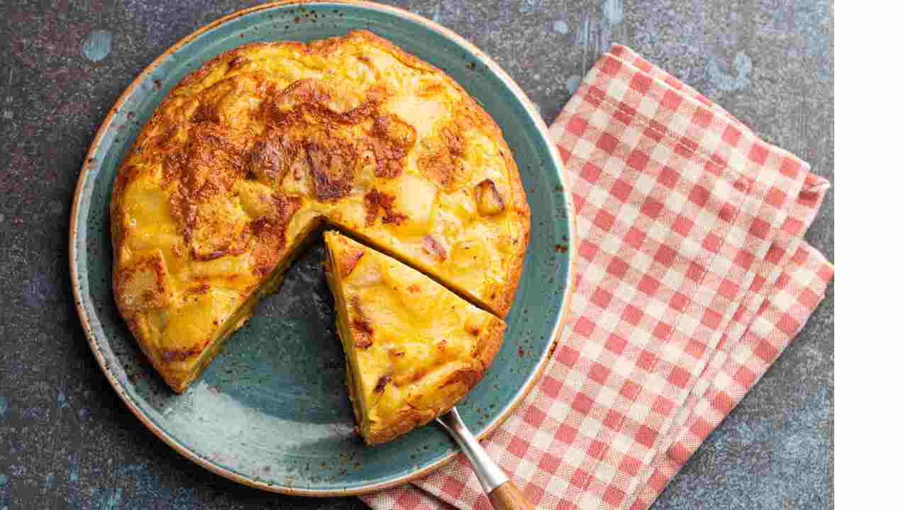 Si torna in ufficio, zero voglia. Per domani ho deciso, preparo la mia frittata super. Ecco a voi la super frittata al forno con patate e cipolle caramellate.