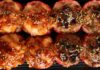 Sono polpette speciali, vegetariane, adatte a tutti. Una ricetta inventata e sicuramente riuscita alla grandisisma; polpette di quinoa, patate dolci e spinaci con salsa allo yogurt.