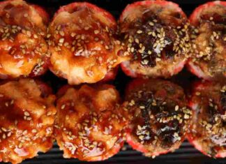 Sono polpette speciali, vegetariane, adatte a tutti. Una ricetta inventata e sicuramente riuscita alla grandisisma; polpette di quinoa, patate dolci e spinaci con salsa allo yogurt.