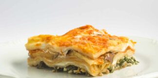Sono super lasagne, senza pomodoro e con una spolverata di noci. Il pranzo della domenica ha un nuovo volto con questa ricetta. Sono lasagne Verdi con crema di ricotta, spinaci e noci. ricettasprint.it