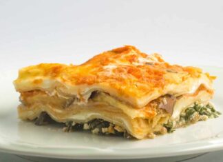 Sono super lasagne, senza pomodoro e con una spolverata di noci. Il pranzo della domenica ha un nuovo volto con questa ricetta. Sono lasagne Verdi con crema di ricotta, spinaci e noci. ricettasprint.it