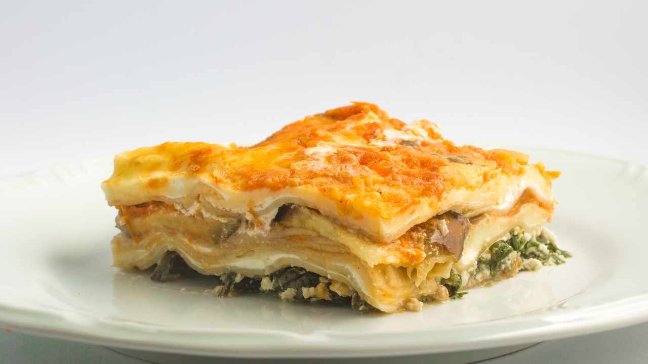 Sono super lasagne, senza pomodoro e con una spolverata di noci. Il pranzo della domenica ha un nuovo volto con questa ricetta. Sono lasagne Verdi con crema di ricotta, spinaci e noci. ricettasprint.it