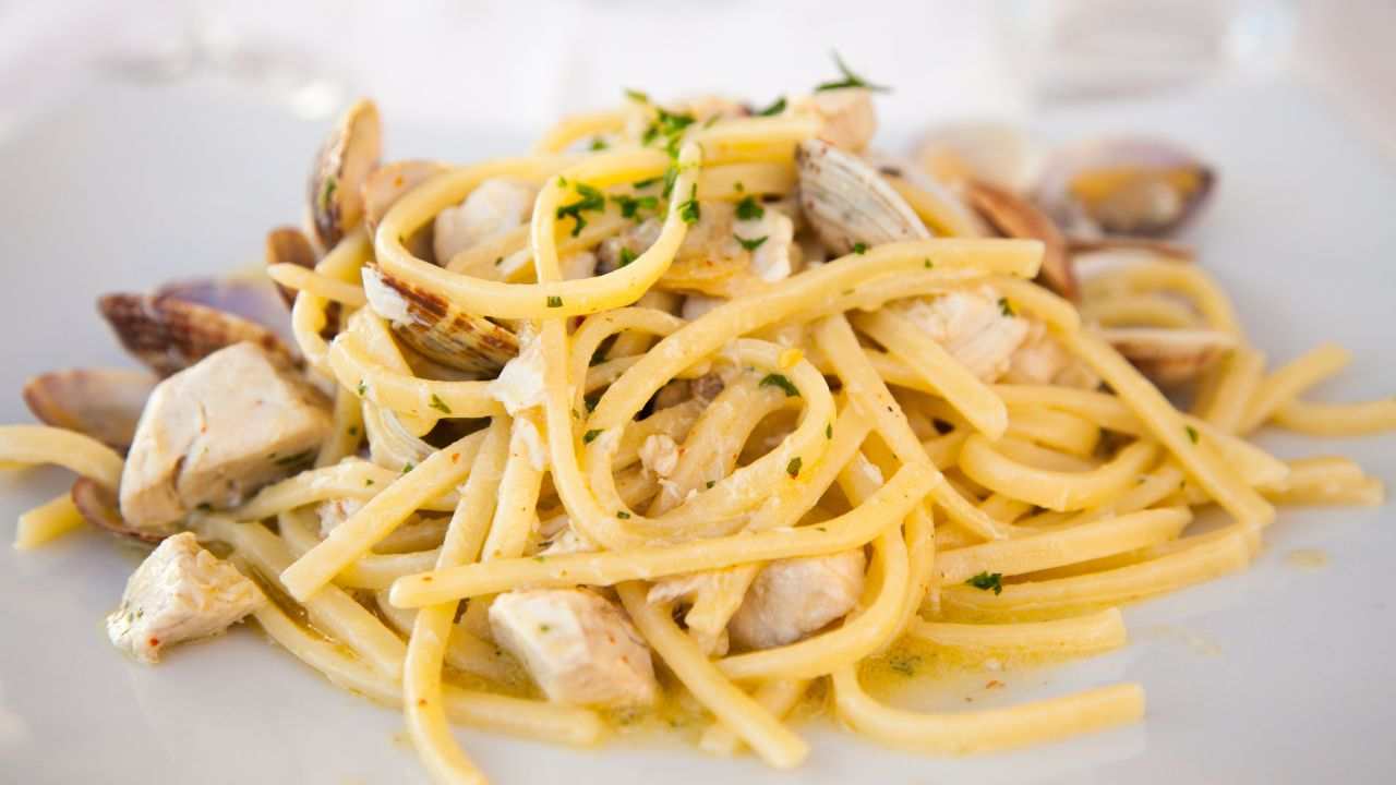Spaghetti con vongole e pesce spada