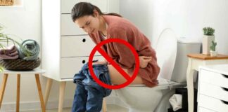 Una donna con la diarrea sul wc