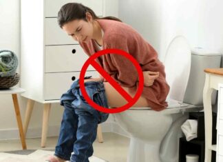 Una donna con la diarrea sul wc