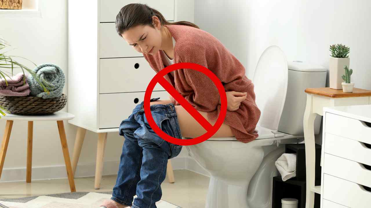 Una donna con la diarrea sul wc