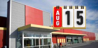 L'esterno di un supermercato il 15 di agosto