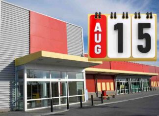 L'esterno di un supermercato il 15 di agosto