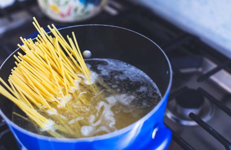 Spaghetti che cuociono in una pentola