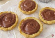 Nutella e fantasia: faccio queste tartellette al volo e fanno sempre scena, sembrano da pasticceria ma sono super easy Tartellette veloci alla nutella 05092025 ricettasprint.it