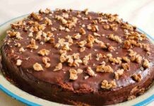 Questa torta della nonna non la abbatte nessuno, il suo segreto è racchiuso nel cioccolato e non serve nemmeno il forno Torta al cioccolato senza forno - RicettaSprint