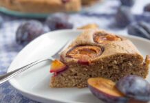 Tutti fanno la torta alle prugne con i soliti ingredienti, io la stravolgo, di sicuro sarà più leggera e a prova di intolleranti Torta alle prugne con grano saraceno gluten free - Ricettasprint