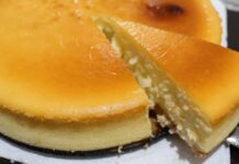 Come una cheesecake ma furba e velocissima: per questa tortina light servono 4 ingredienti e nemmeno il forno solo 100 kcal Tortina light 4 ingredienti allo yogurt