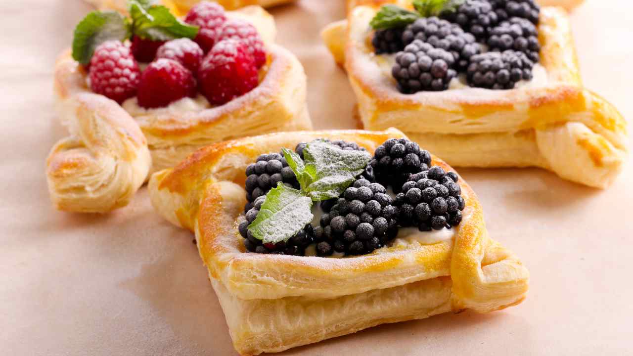 Tortine al cocco e frutta fresca - Ricettasprint.it