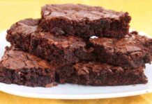 Ne basta una fetta per toccare il cielo con un dito, la faccio con 2 soli ingredienti e me la invidiano tutti Tortino al cioccolato con 2 ingredienti - RicettaSprint