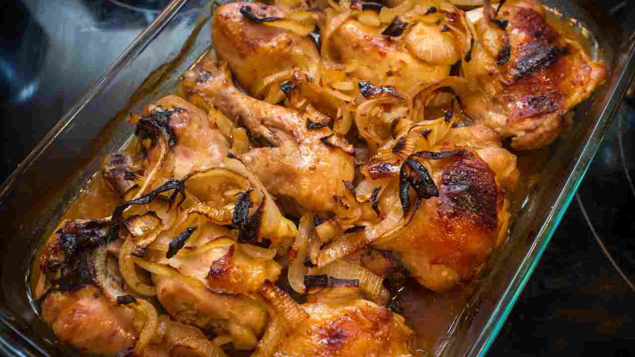 Un super secondo quello che servo stasera. Caramello due cipolle e la magia è fatta. Mai assaggiato un pollo così. Ecco a voi il pollo alla birra con cipolle caramellate. ricettasprint.it