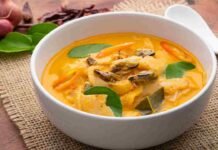 Una-zuppa-che-non-ti-aspetti-prendi-della-zucca-avanzata-e-del-latte-di-cocco.-Non-storcere-il-naso-sono-perfetti.-La-zuppa-cremosa-di-zucca-cocco-e-curry.-ricettasprint.it