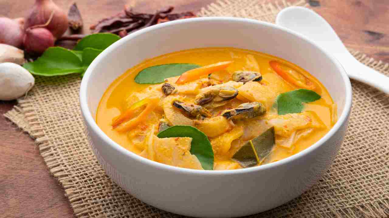Una zuppa che non ti aspetti prendi della zucca avanzata e del latte di cocco. Non storcere il naso sono perfetti. La zuppa cremosa di zucca cocco e curry. ricettasprint.it