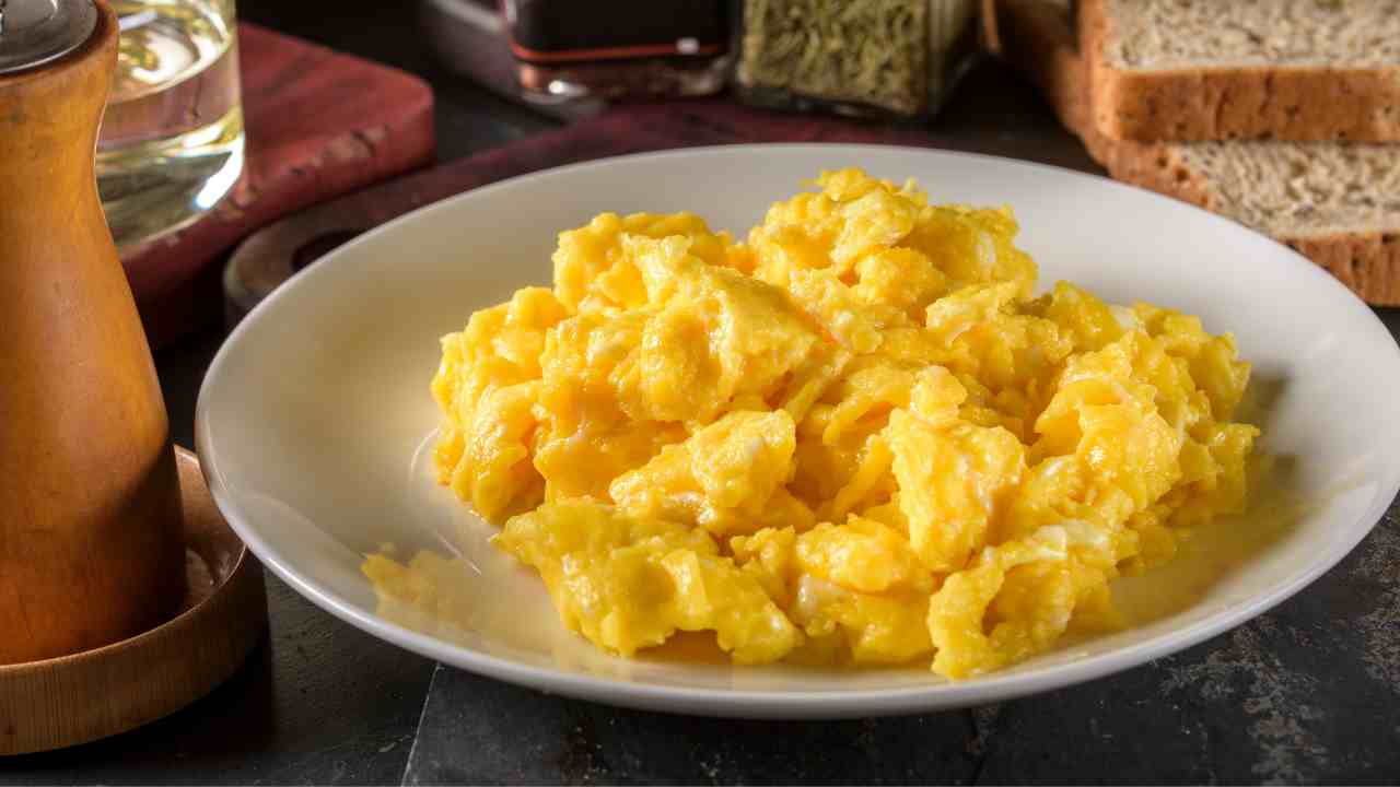 Uova strapazzate cremose. ricettasprint.it