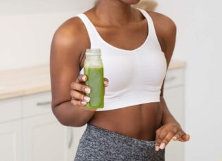 Una donna a dieta che beve un frullato fatto in casa