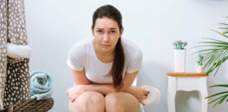 Una donna con l'intestino in fiamme sul gabinetto