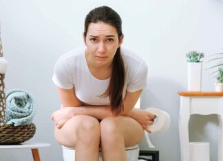 Una donna con l'intestino in fiamme sul gabinetto