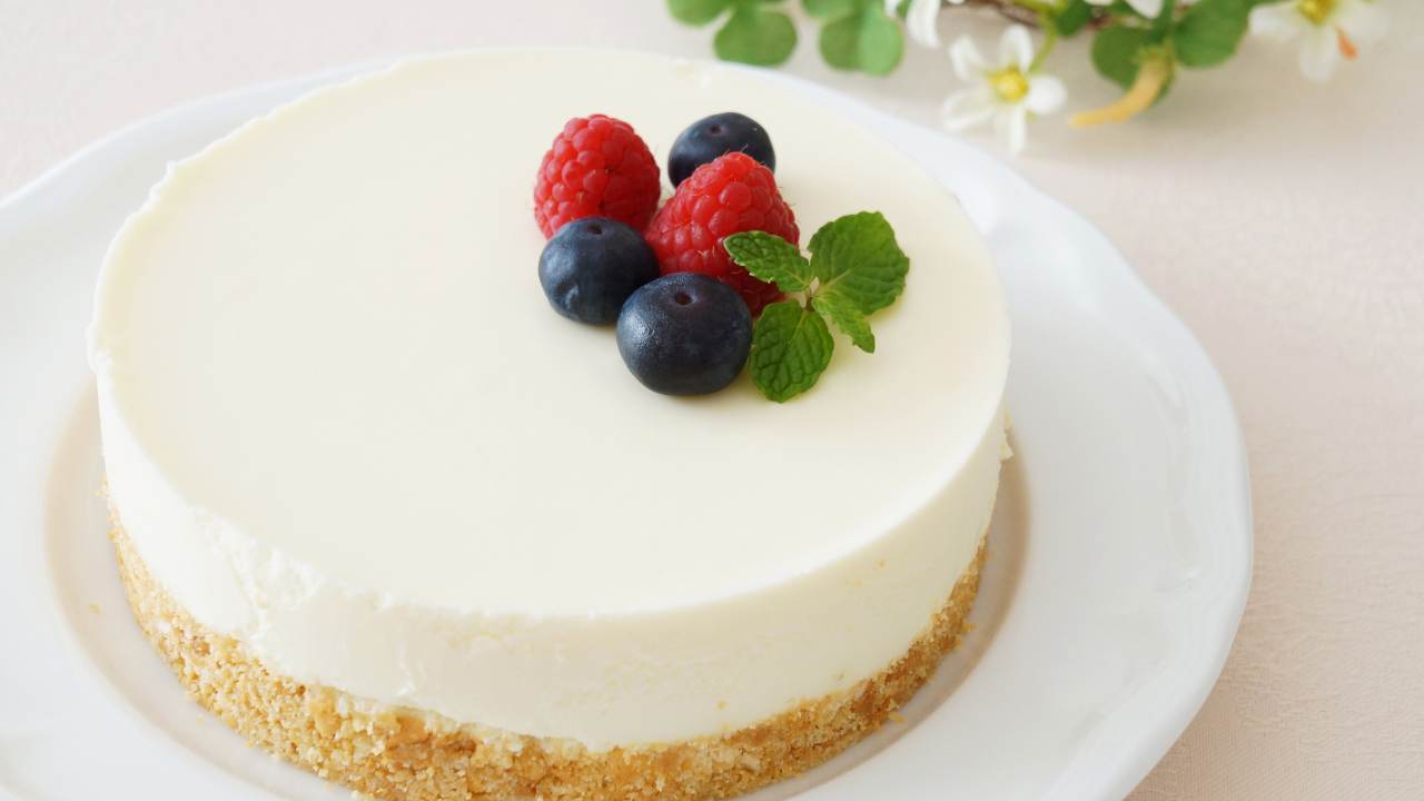 Voglia di dolce, ma zero voglia di accendere il forno. Ci penso io, con questa cheesecake che conquista tutti cheesecake ai frutti di bosco senza cottura, il massimo.ricettasprint.it