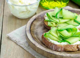 Voglio un antipasto che lascia tutti a bocca piena e l'ho trovato. Pane croccante e crema di ricotta. Ecco il capolavoro.