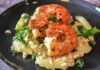 Zero voglia di pasta, il riso lo cucino così, con i gamberi e aggiungo due asparagi mesi in croce che ho in frigo. Ho spaccato anche oggi. ricettasprint.it