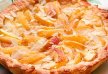 Mica le solite torte fredde, questa crostata ha un ripieno di crema che si mangia col cucchiaino ed è una vera festa di frutta estiva crostata ripiena crema frutta estiva ricettasprint