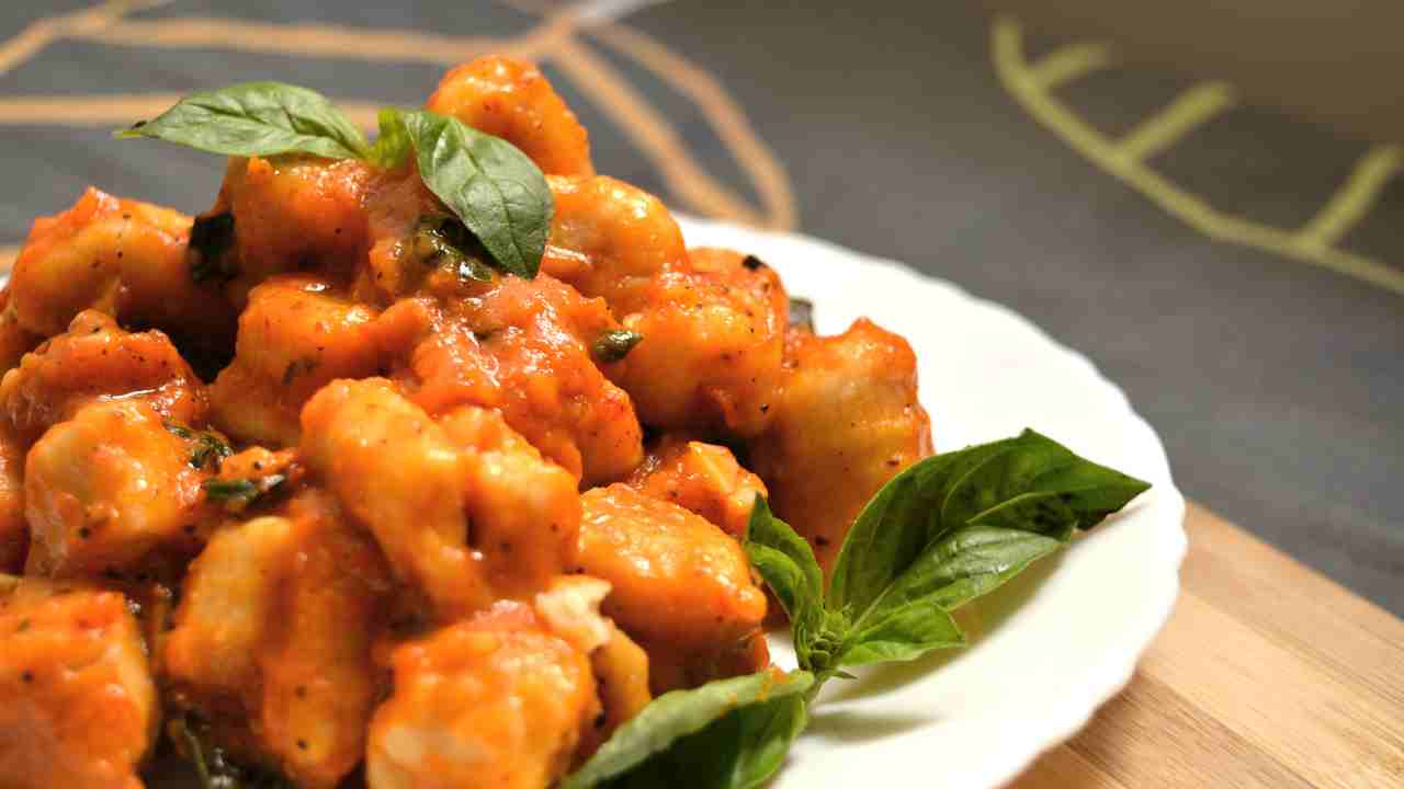 per un piatto di gnocchi come questo ci vogliono in tutto 10 miunti di preparazione, li faccio al volo, salgono dal bollo e sono pronti RIcettasprint.it