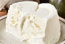 Ho mandato in pensione la solita frolla al burro: con la ricotta viene leggera, profumata e si scioglie in bocca