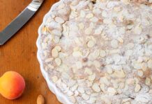 Crema frangipane che si fonde con le albicocche, questa crostata ti fa perdere il controllo: non te ne avanza neppure una briciola torta frangipane albicocche ricettasprint
