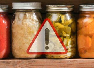 Dei barattoli con conserve